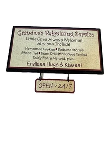 Omas Babysitterservice Dekoschild "24/7 geöffnet" rustikal Wandrelief - Bild 1 von 3