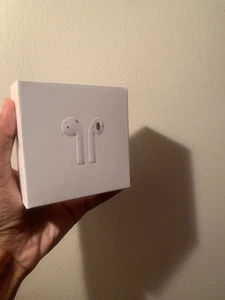 Apple AirPods 2nd Generation with Charging Case - White - Photo 1 sur 4