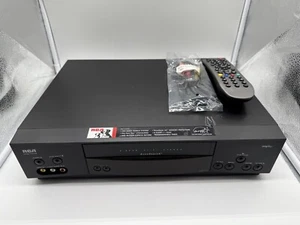 RCA VR632HF VCR/VHS con control remoto universal preprogramado y cables de A/V - Imagen 1 de 7