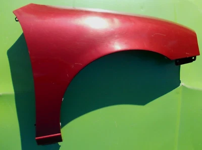 CONJUNTO GUARDABARROS DELANTERO DERECHO CHEVY METRO 95-01 30013385 OEM GEO ROJO HATCHBACK 4 PUERTAS Foto 1 de 4