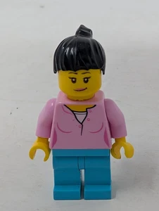 LEGO Legoland Park Female Mini Figure 40346 - Picture 1 of 4