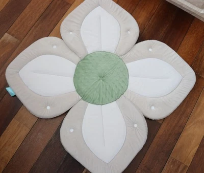 Asiento de baño de bebé Blooming Lotus - Alfombrilla de felpa para fregadero de bebé - Verde y marfil Foto 1 de 4