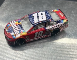 *RARO* 2017 KYLE BUSCH SKITTLES PATRIÓTICO TOYOTA CAMRY 1/64 NASCAR DIECAST - Imagen 1 de 5