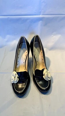 BCBGirls черный кожаный каблуки размер 8 | белый цветочный акцент | классические туфли-лодочки | б/у в отличном состоянии - Изображение 1 из 4