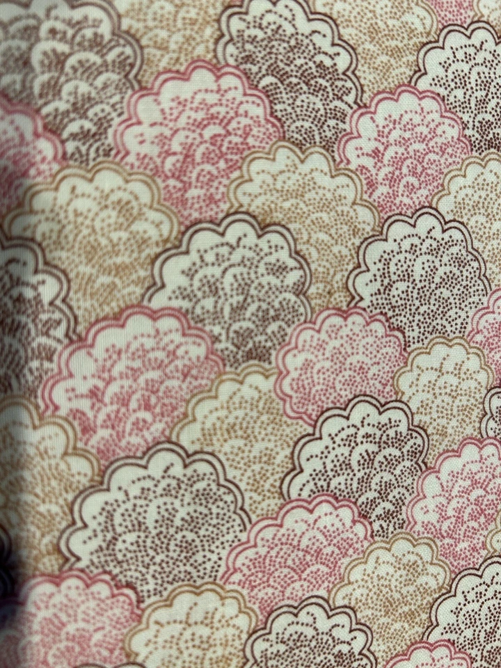 Almejas festoneadas ROSA tostado borgoña geométrico RJR acolchado 100 % tela de algodón Foto 1 de 4