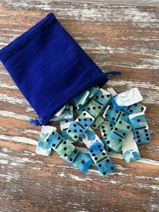 Juego de dominó de resina Coastal Water Vibes con bolsa de terciopelo 28 piezas azul verde - Imagen 1 de 9