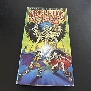 Skeleton Warrriors - Trust and Betrayal VHS -tested- 30' BMG Video - Foto 1 di 6