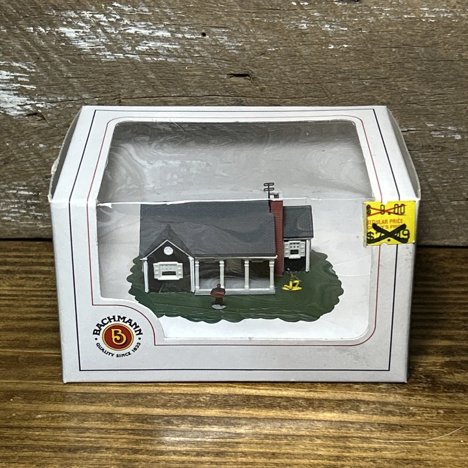 Bachman N Scale Railroad Buildings New England Ranch 45814 w/ Figures - Image 1 of 4