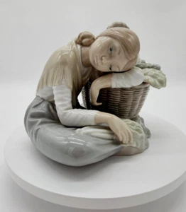 Lladro 1986 RETIRED "Little Green Grocer" 1087 Girl Leaning on Basket Figurine - Bild 1 von 5