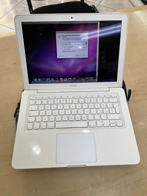 MacBook Pro bianco con display rotto - Immagine 1 di 4