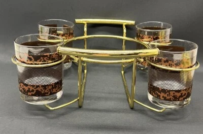 Vasos de whisky vintage y carrito de metal dorado MCM Mad Men retro cena fiesta Foto 1 de 4