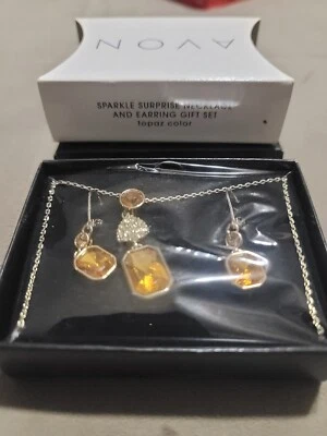 Brillante Conjunto de Regalo Collar y Pendiente Sorpresa Topacio Tono Dorado Sellado de Fábrica Foto 1 de 2