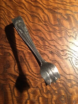 RECUERDO ~ Pinzas de azúcar ~ 1847 Rogers Bros ~ Plato de plata ~ Art Nouveau Foto 1 de 2