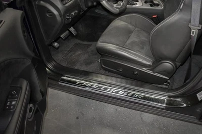 Alféizar de puerta de fibra de carbono con LED blancos para Dodge Challenger 2008-2019 Foto 1 de 4