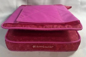 American Girl Puppe Reisesitz Trage Pink Stars 2012 T6681 Klappkoffer - Bild 1 von 3