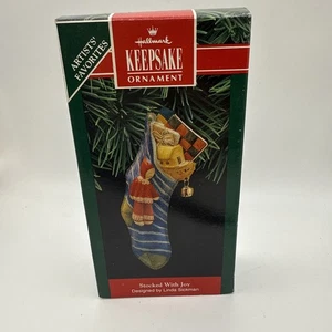 Hallmark Stocked With Joy 1992 Artists Favorites ricordo ornamento QX593-4 (NUOVO CON SCATOLA) - Foto 1 di 7