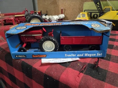 ERTL FARM COUNTRY TRACTOR AND WAGON  1/32  NEW IN BOX - Image 1 of 4