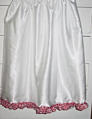Blanco Satén Medio Deslizamiento Rojo Corazón Ribete 25"-51" Sissy-XXL 1X 2X NUEVO Foto 1 de 4