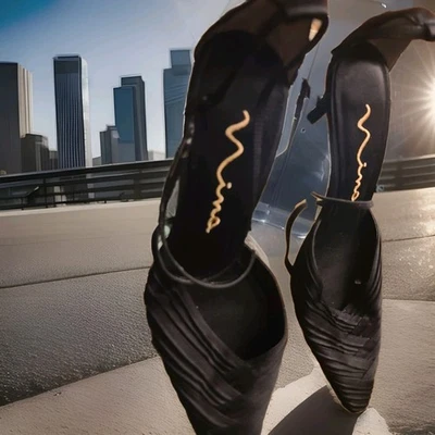 NINA - Tacones satinados puntera cerrada negros para mujer - Correas traseras talla 9M Foto 1 de 4