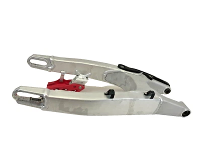 Braço oscilante 2017 Kawasaki KX450F (parafuso ajustador de corrente esquerdo quebrado) - Imagem 1 de 4