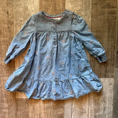 Vestido de mezclilla azul ajustado Mini Boden para bebé niña con detalles bordados de arco iris Foto 1 de 4