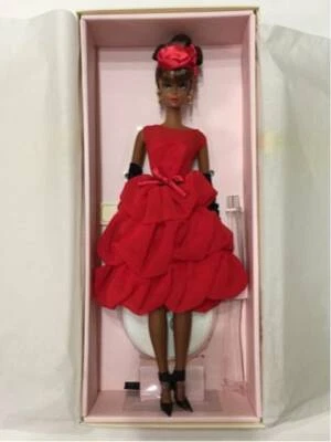 Mattel Barbie Moda Modelo Colección Pequeño Vestido Rojo Barbie Etiqueta Dorada 2015 Foto 1 de 4