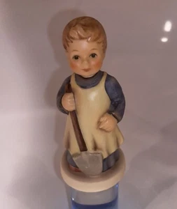 Hummel Figure 727 Muß Noch Umgraben — Garden Treasures Goebel 1996 1998 1999 - Imagen 1 de 8
