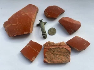 AUTHENTIC ROMAN SAMIAN POTTERY+ 1st CENTURY ROMAN BROOCH (PART) AND ROMAN COIN - Picture 1 of 2