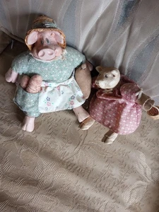 Figura Muñeca Russ Berrie Country Folks Ms. Hogmore con Etiqueta Colgante y Segundo Amigo - Imagen 1 de 7