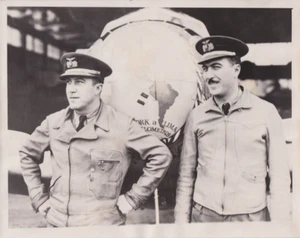 1939 Pressefoto peruanische Piloten Humberto & Victor Gallino fliegen nonstop nach Lima - Bild 1 von 2