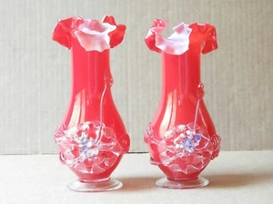 (JUEGO DE 2) DELICADOS JARRONES DE VIDRIO DE ARTE ROJO CON FLORES Y HOJAS APLICADAS - Imagen 1 de 12