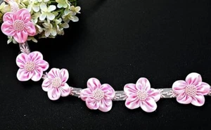 2 Zoll -- Handgefertigte rosa oder elfenbeinfarbene Satinblume handgenäht Perle Perlenbesatz - Bild 1 von 4