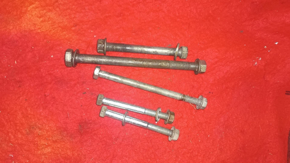 Pernos de montaje del motor ATK 490 1999 Foto 1 de 1