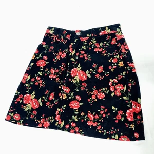 Dangerfield Size 6 Women Skirt Black All Over Red Roses Print Floral Zip Button - Picture 1 of 24