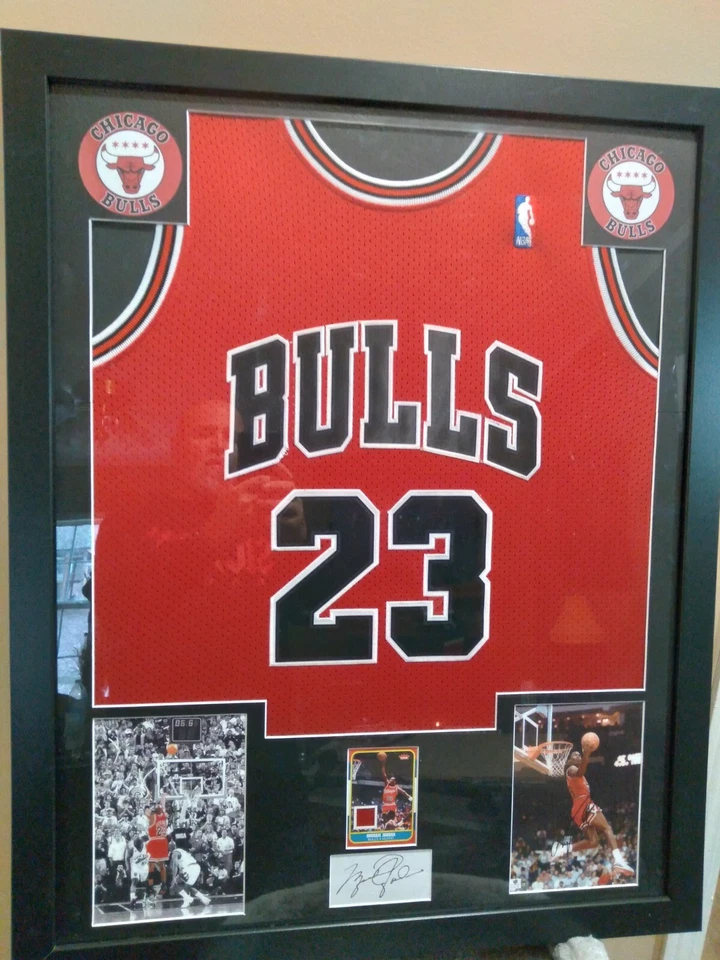 TARJETA JERSEY MICHAEL JORDAN ENMARCADA CHICAGO BULLS REIMPRESIÓN AUTOMÁTICA ÚLTIMO BAILE Foto 1 de 3