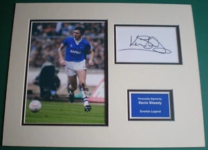Kevin Sheedy signierte Everton-Karte & Foto montiert Display Echtheitszertifikat AFTAL - Bild 1 von 1