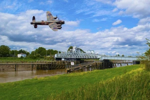 Impresiones de lona Avro Lancaster sobre Sutton puente varios tamaños - Imagen 1 de 1