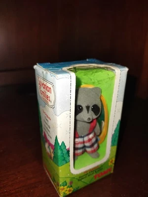 Sylvanian Families Originals Grover Chestnut Waschbär Einweg Miniatur Hosenträger - Bild 1 von 4