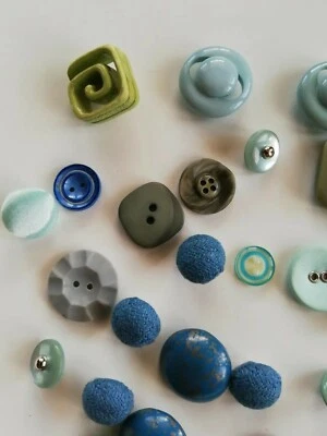 Knopf/Kurzwaren/Vintage, 24 STÜCK, Blau- und Grün.Gemischt-über Jahre gesammelt! - Bild 1 von 4