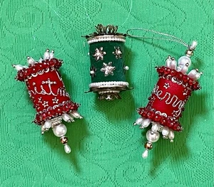 Set 3 Vintage Nähgarnspule Weihnachtsschmuck - Handarbeit beflockt - Perlen Stecknadel - Bild 1 von 14