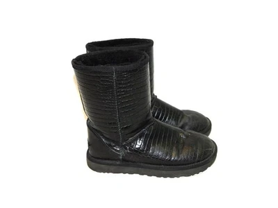 UGG Size 7 38 Black Classic Short Crocodile Croc Print Shearling Boots Leather - Image 1 of 4