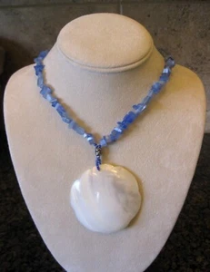 Collar Artesanal con Fragmentos de Ópalo Azul Mexicano y Colgante Grande Adjunto MOP - Imagen 1 de 8