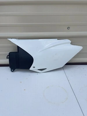 Placa de número de moldura lateral izquierda Honda CRF150F CRF230F CRF 230F 150F 2015-2019 FABRICANTE DE EQUIPOS ORIGINALES Foto 1 de 4