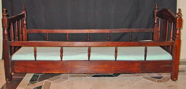 ANTIGUA CAMA INFANTIL VICTORIANA ROBLE OSCURO CON COLCHÓN Foto 1 de 1