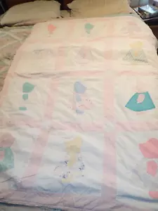 Trapunta antica cucita a mano Sunbonnet Sue design trapunta - 40"" x 58"" retro avorio - Foto 1 di 12