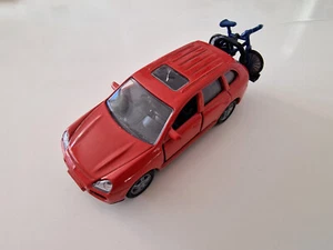 SIKU 1328 PORSCHE CAYENNE ROJO CON PORTABICICLETAS COMO NUEVO - Imagen 1 de 3