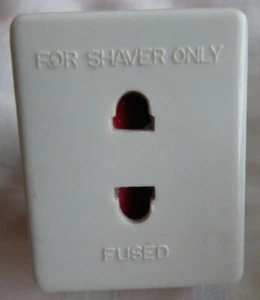 Weißer Rasierer Steckdosenadapter - Bild 1 von 2