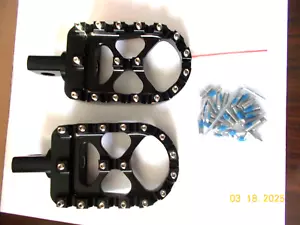 New Set of 2 Cleated Footpegs for Harley with spare cleats - Bild 1 von 3