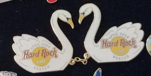 Hard Rock Café Boston April 2004 2 Schwäne per Kette verbunden - Bild 1 von 1