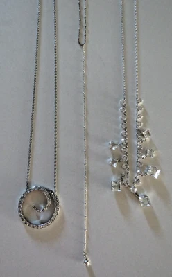 LOTE DE 3 COLLARES COLGANTES Y COLLARES COLGANTES FINOS DE DIAMANTES DE IMITACIÓN BLING-ISH Foto 1 de 4